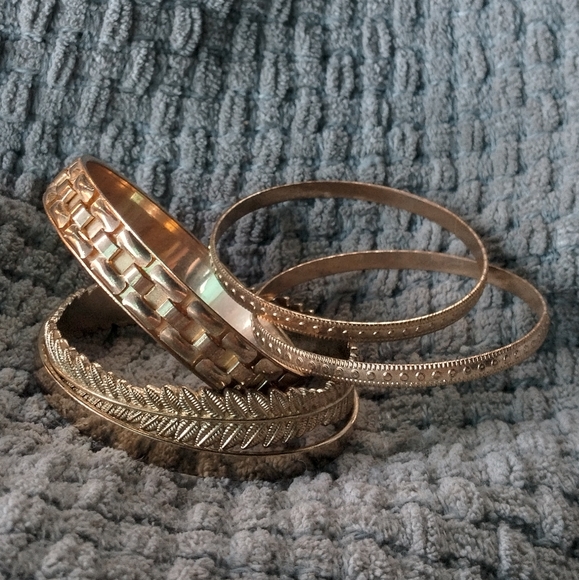 5 Gold Toned Bangle Bracelets - Picture 5 of 6